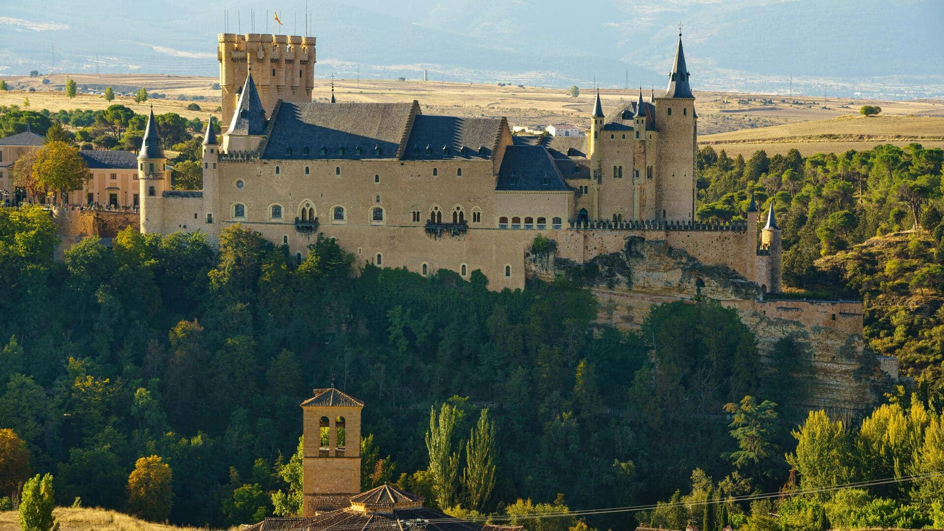 Menjelajahi Keindahan Alcazar di Segovia, Spanyol