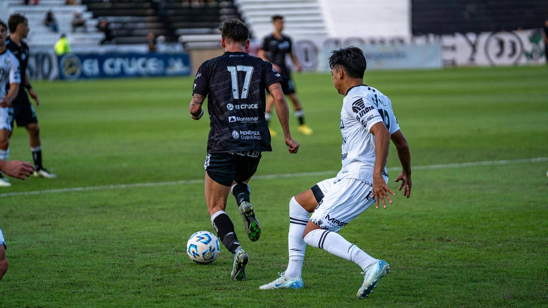 Mengapa tim sepak bola selalu mengganti jersey saat babak pertama berakhir?