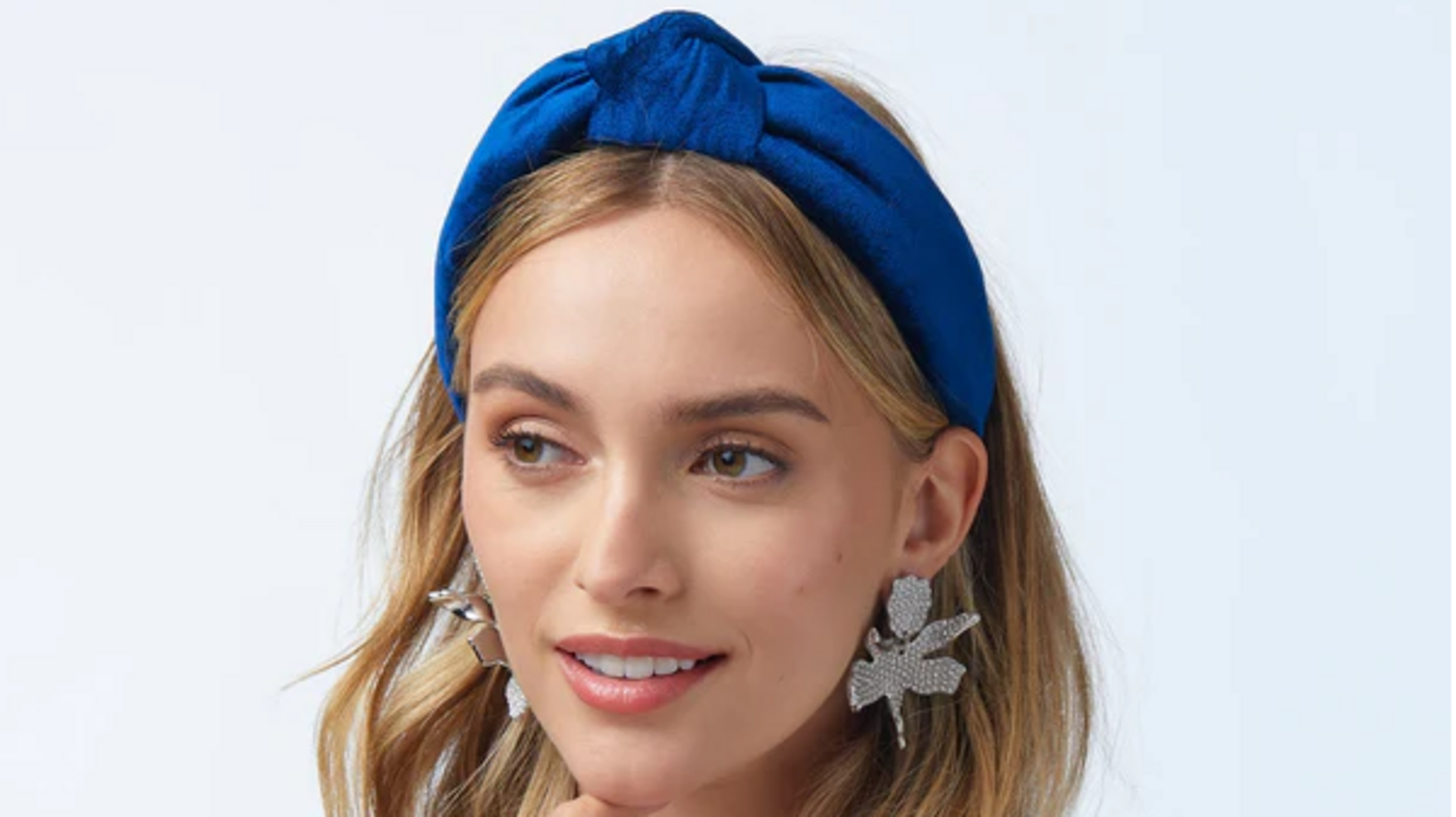 Lima aksesori rambut beludru untuk tampilan pesta musim dingin India