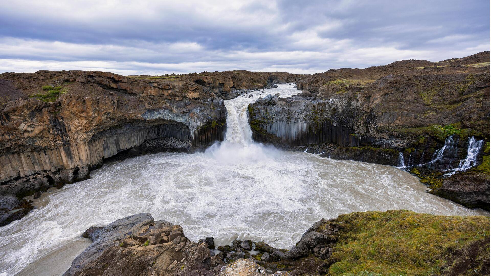 Menemukan Air Terjun Tersembunyi di Islandia
