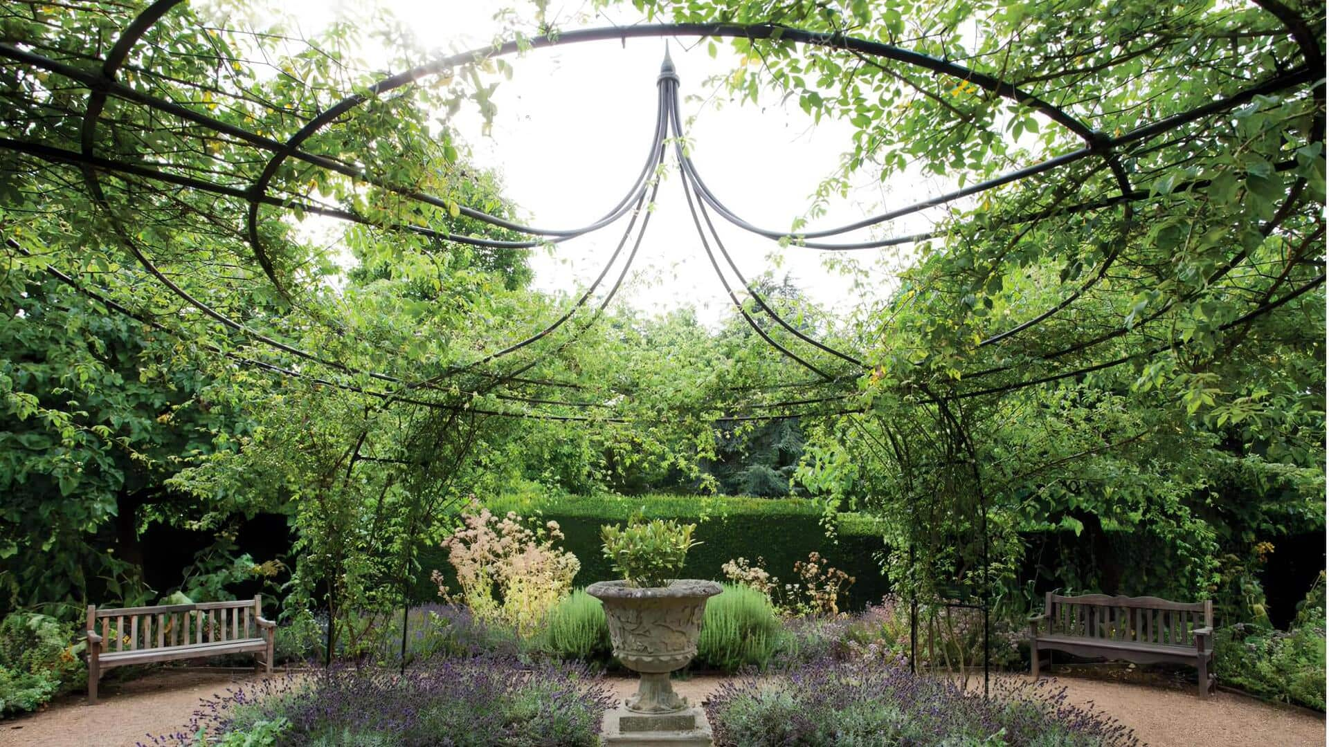 Pergola Gothic Revival: Tempat Berlindung Yang Dramatis Di Taman