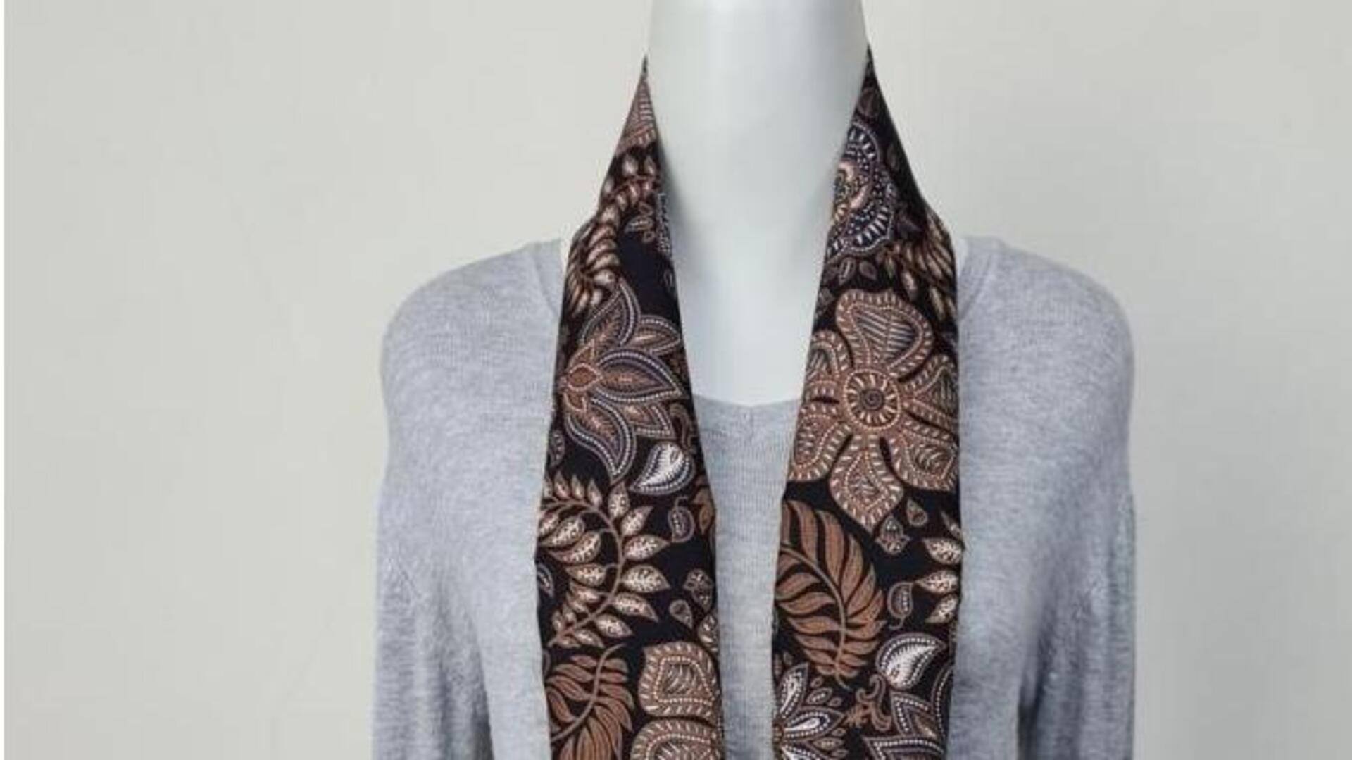 Memperindah pakaian dengan syal batik berwarna-warni