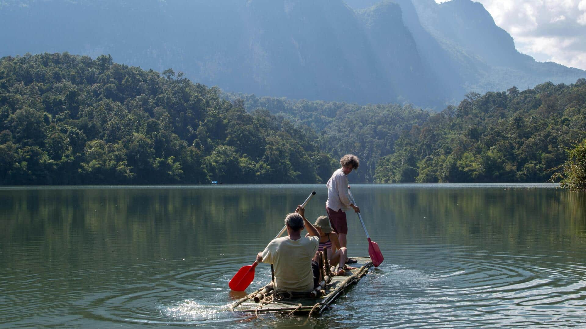 Mengarungi sungai di Thailand dengan rakit bambu