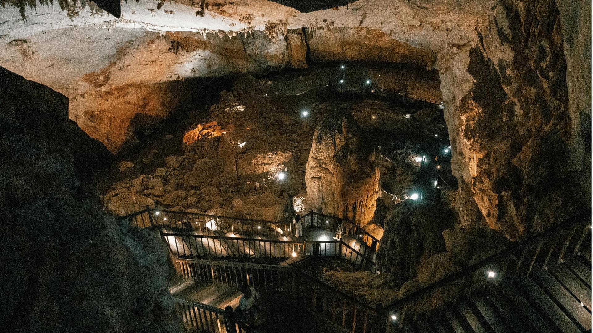 Menjelajahi Keindahan Stalaktit di Paradise Cave, Vietnam