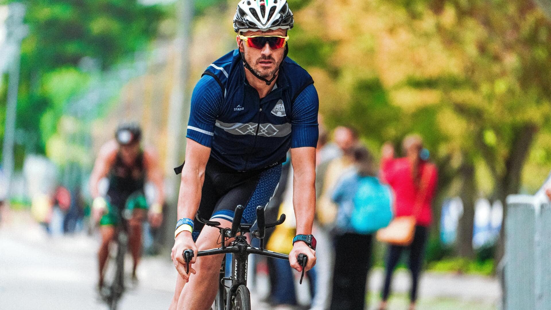 Mengapa jersey sepeda memiliki kantong belakang, bukan depan?