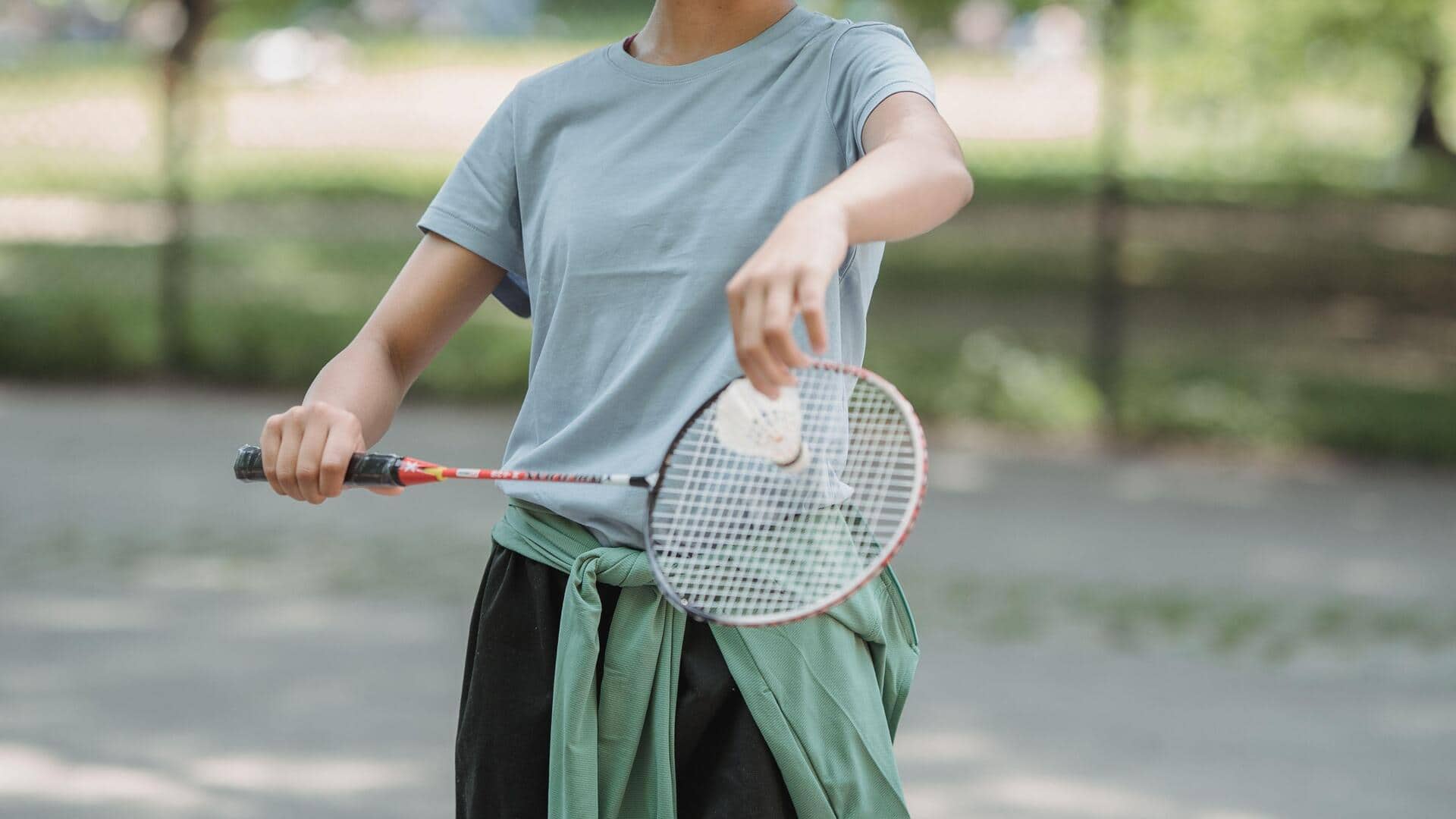 Mengapa pemain bulu tangkis melakukan servis bawah di pertandingan profesional?