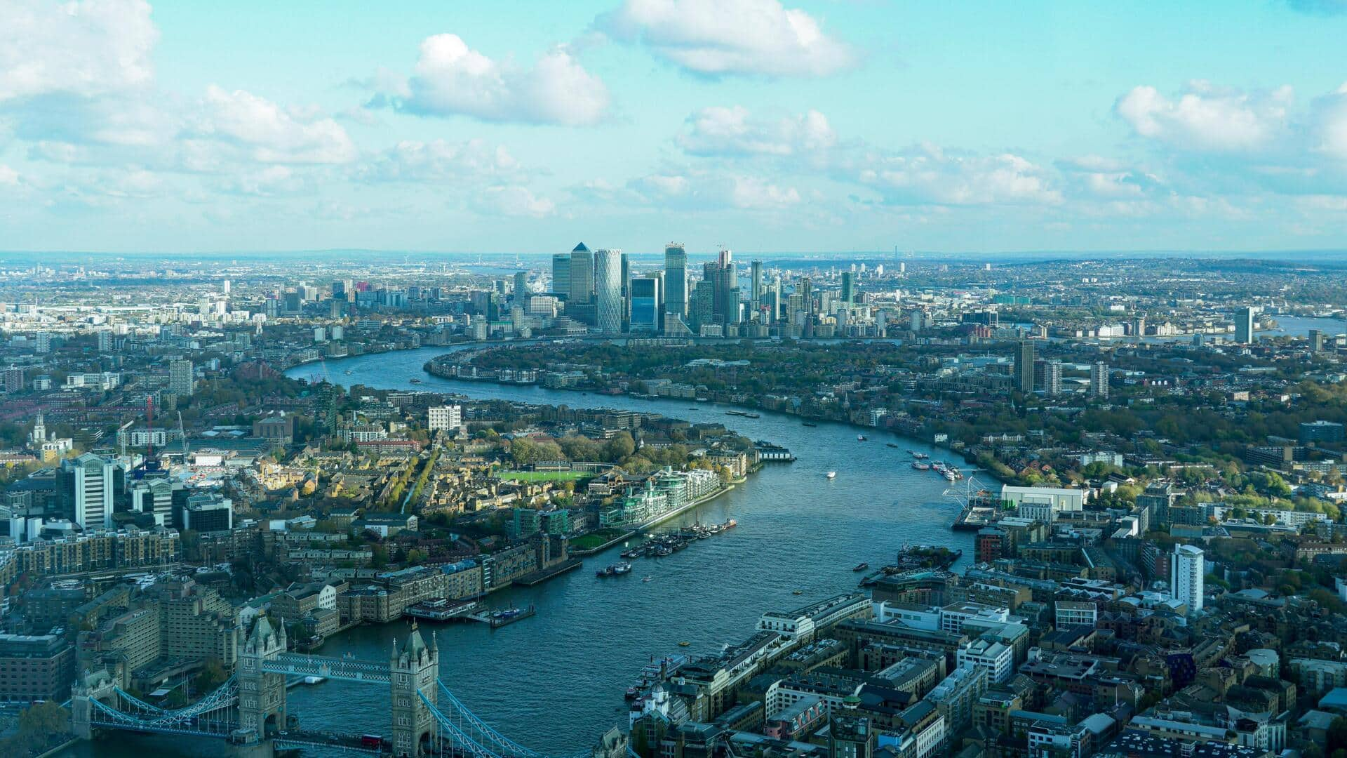 Menikmati Keindahan Rink Es Canary Wharf, London, Inggris