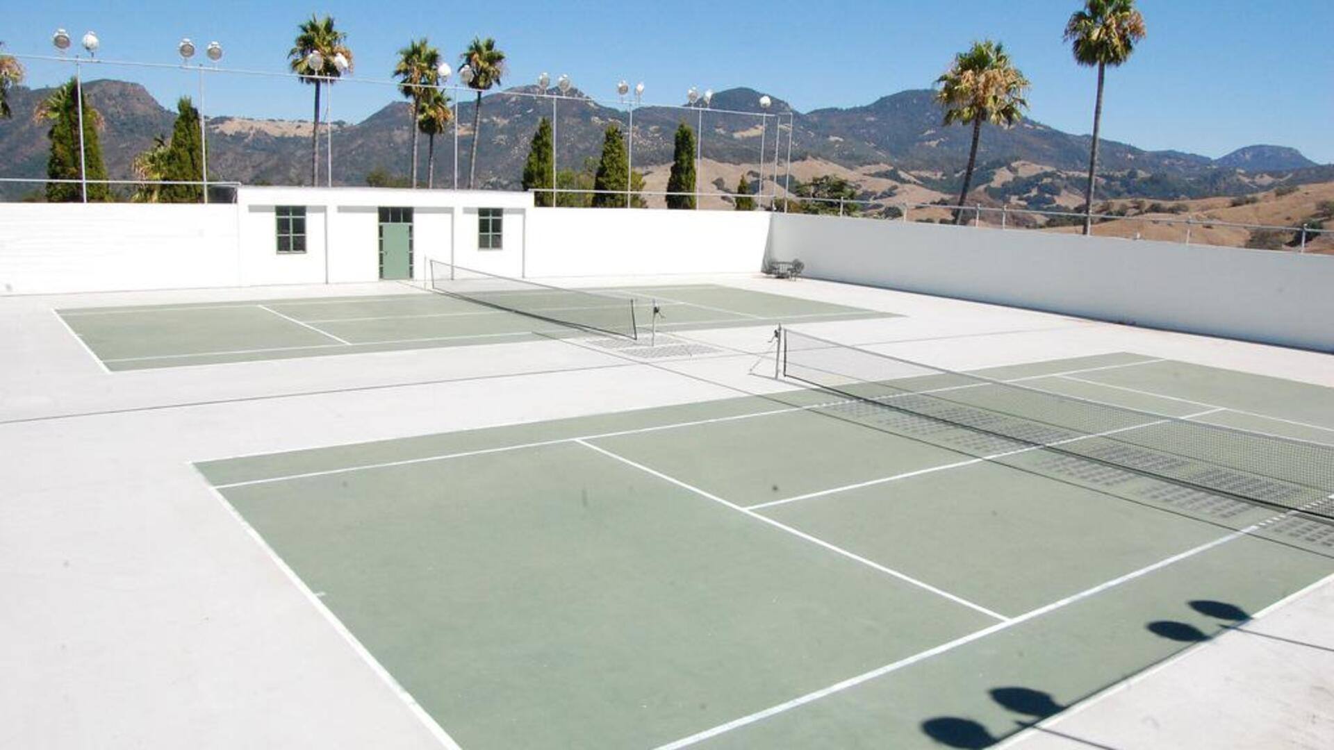 Mengapa lapangan tenis tidak berbentuk persegi?