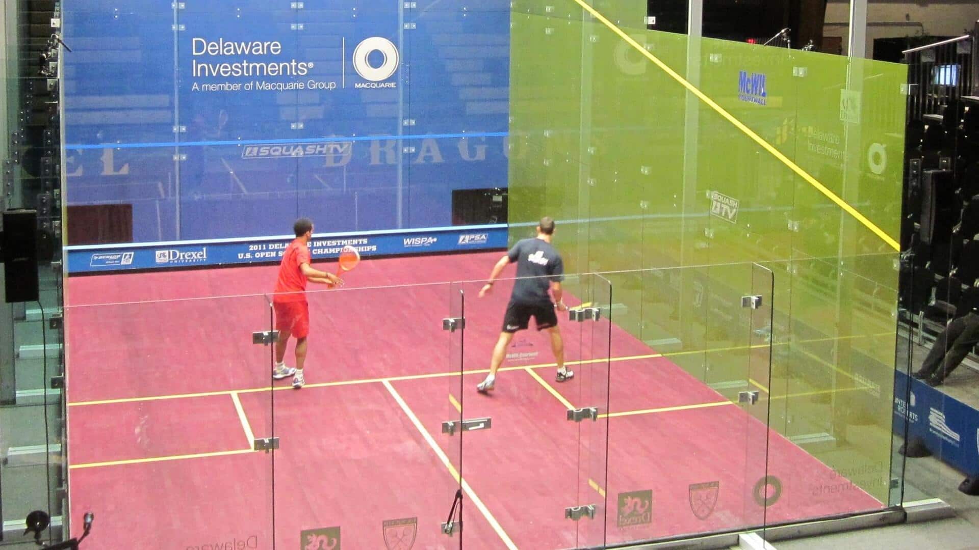 Alasan dinding belakang kaca pada lapangan Squash