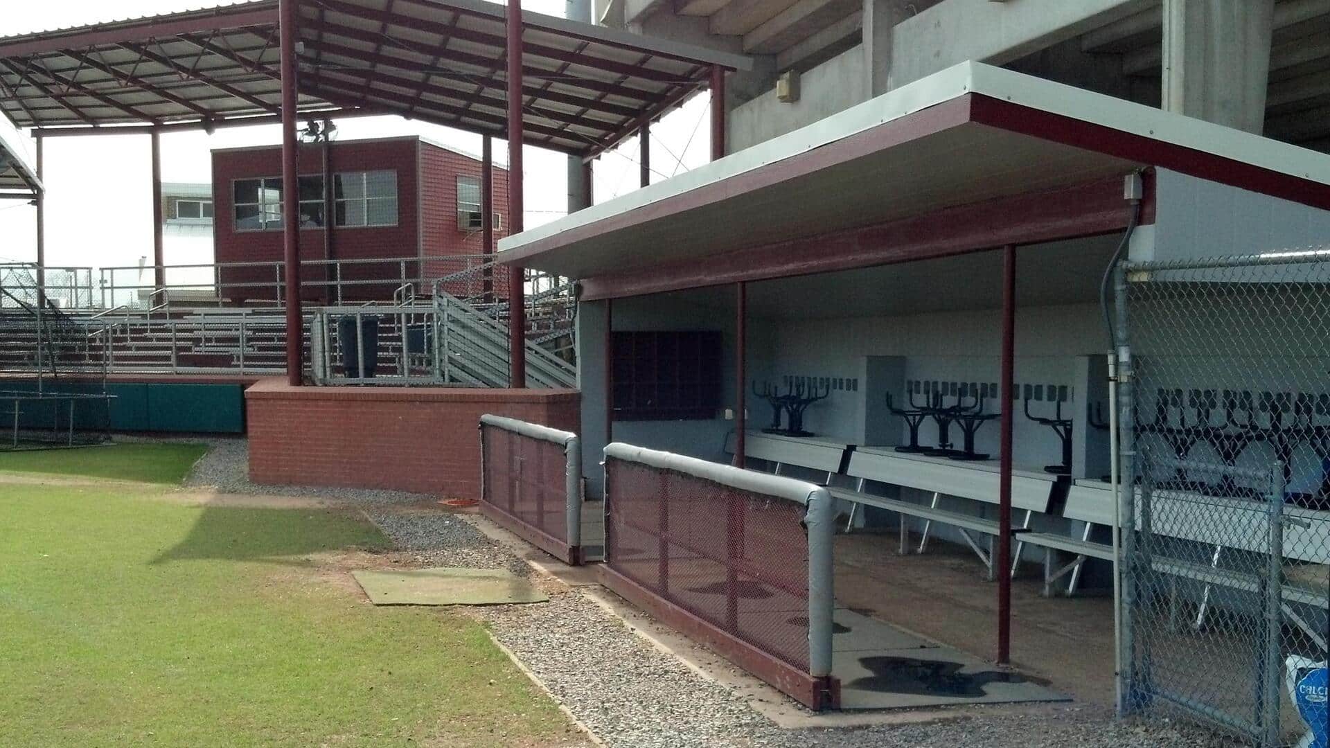 Mengapa dugout baseball dibangun di bawah tanah?