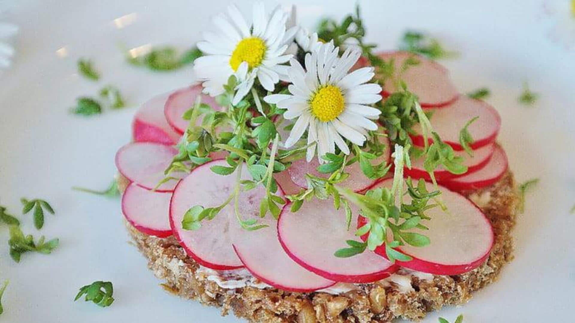 Hiasan salad dengan bunga yang bisa dimakan Hiasan salad dengan bunga yang bisa dimakan