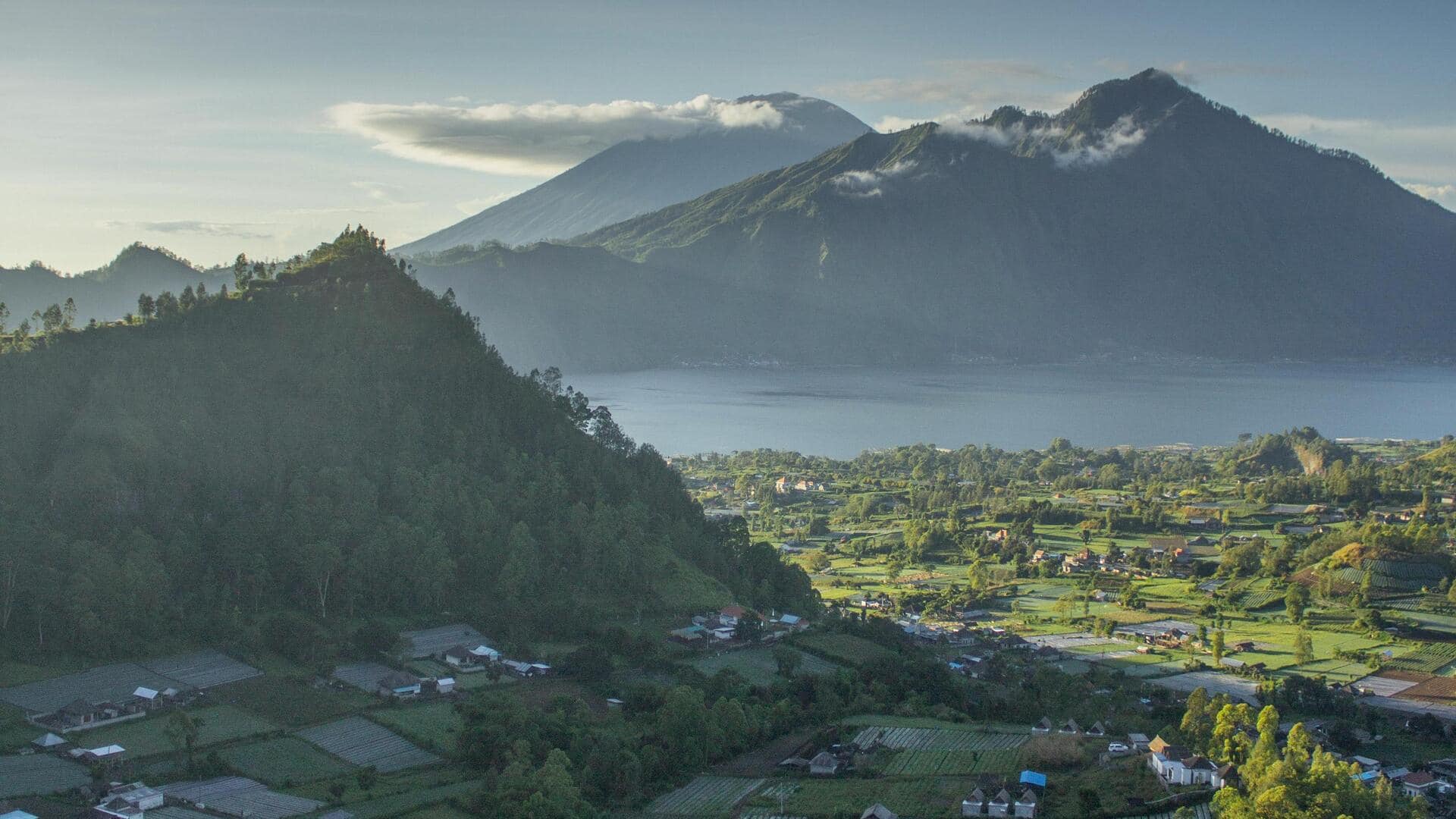Menikmati Matahari Terbit di Puncak Gunung Tersembunyi Bali