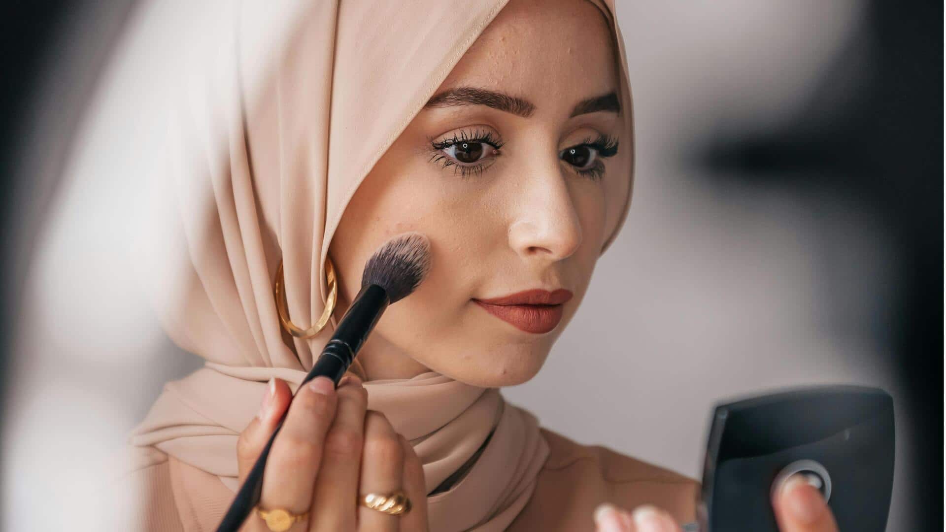 Tip foundation tahan keringat untuk tampilan awet