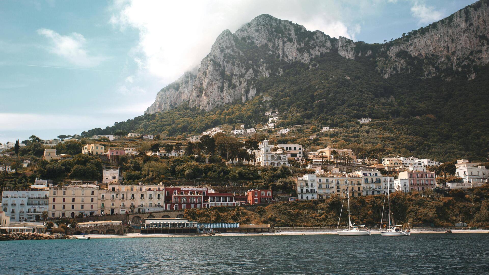 Menjelajahi Gua Zamrud, Capri, Italia