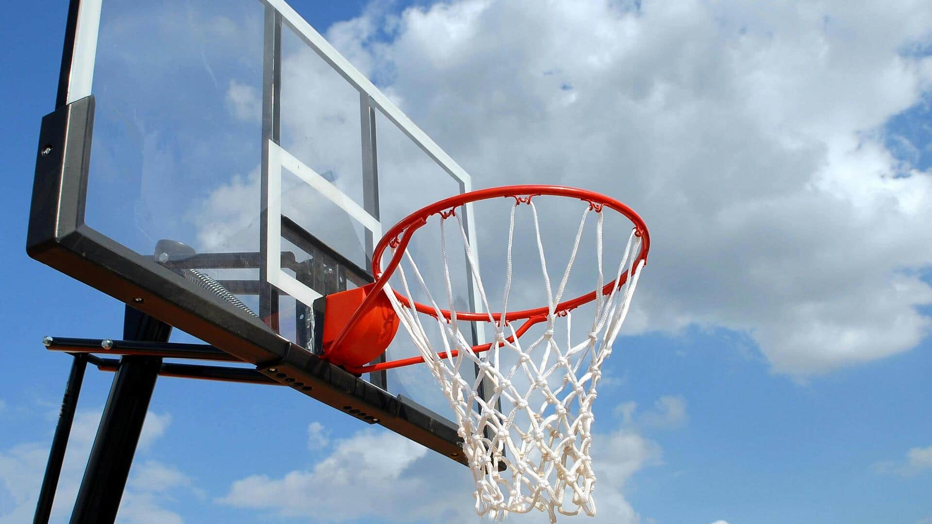 Mengapa ring basket dipasang setinggi 10 kaki?