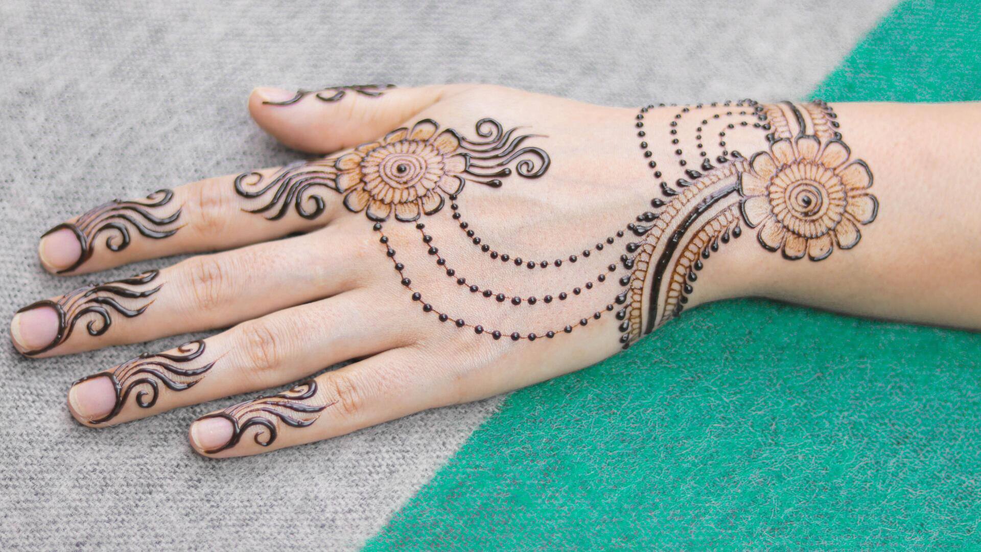 Lima desain mehendi yang rumit untuk musim mode India