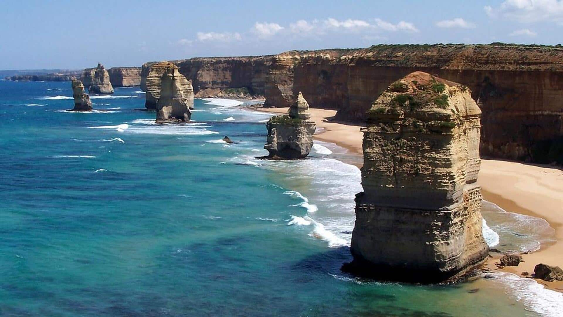 Menjelajahi formasi batu pasir pesisir The Twelve Apostles, Australia