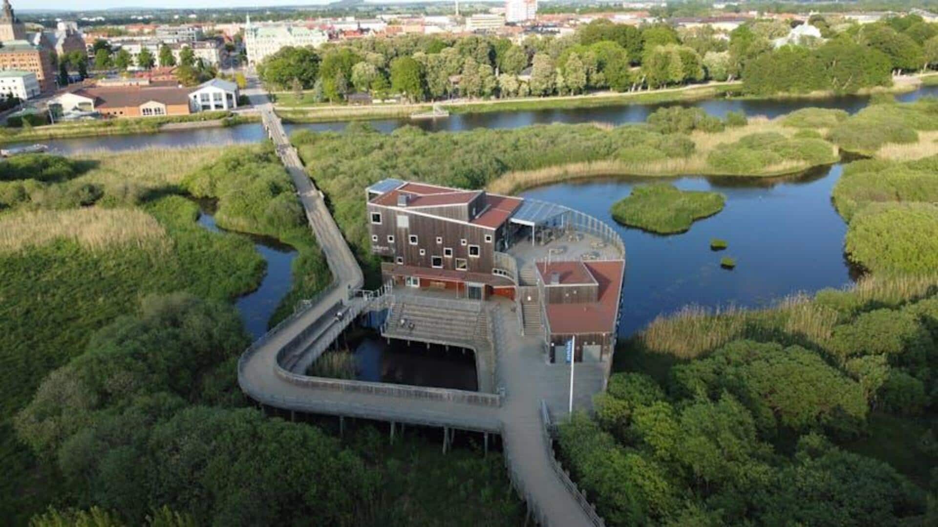 Kota Kereta Api Tepi Danau Menawan di Swedia Selatan