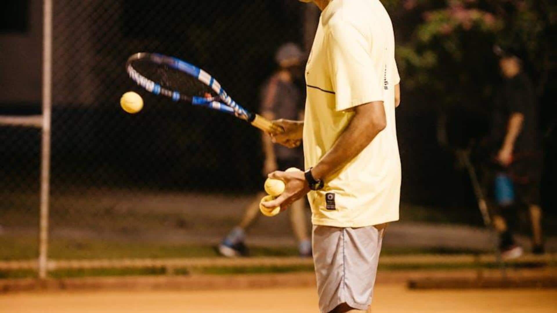 Mengapa pemain tenis memutar raket sebelum servis?