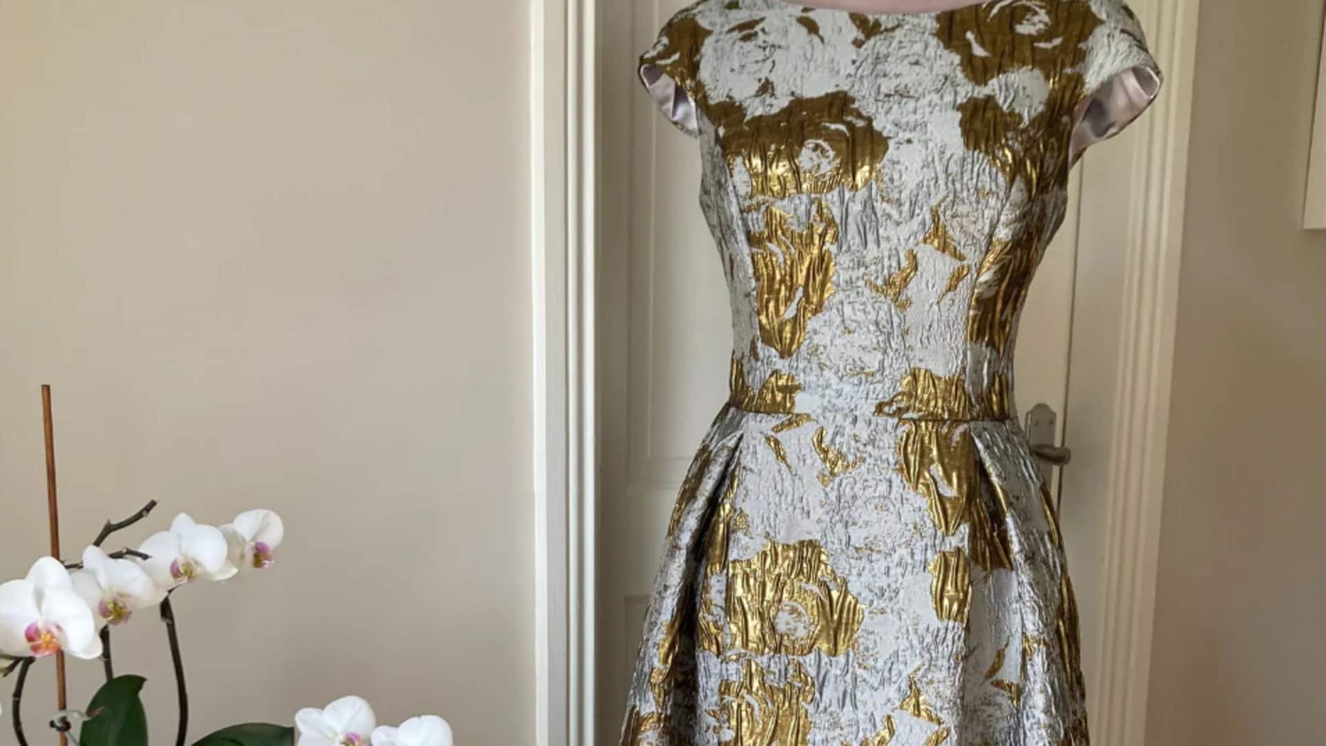 Pertimbangkan brokat untuk elegansi malam