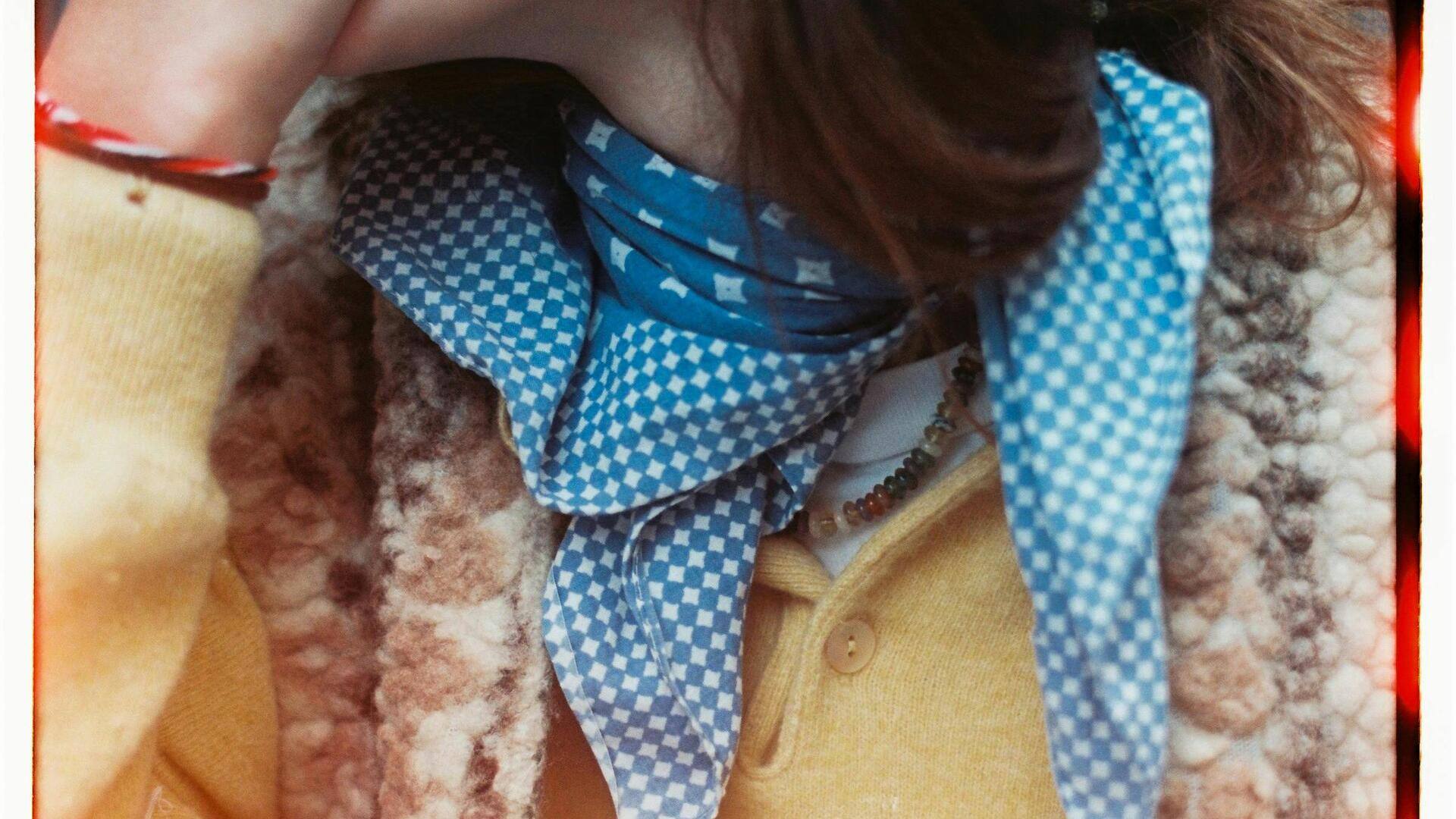 Cara kreatif memakai syal vintage dengan gaya