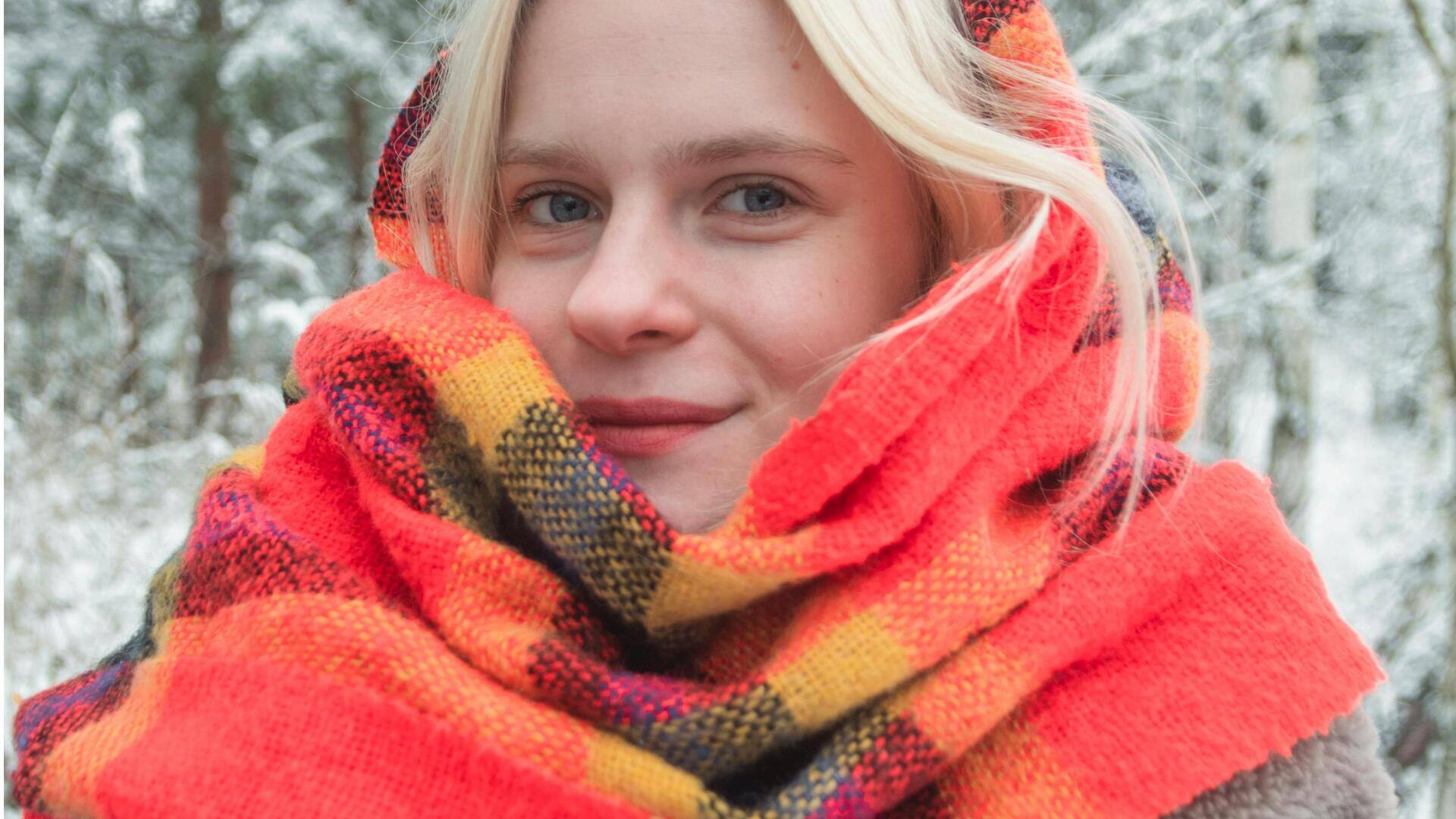 Syal wol berwarna-warni untuk musim dingin India