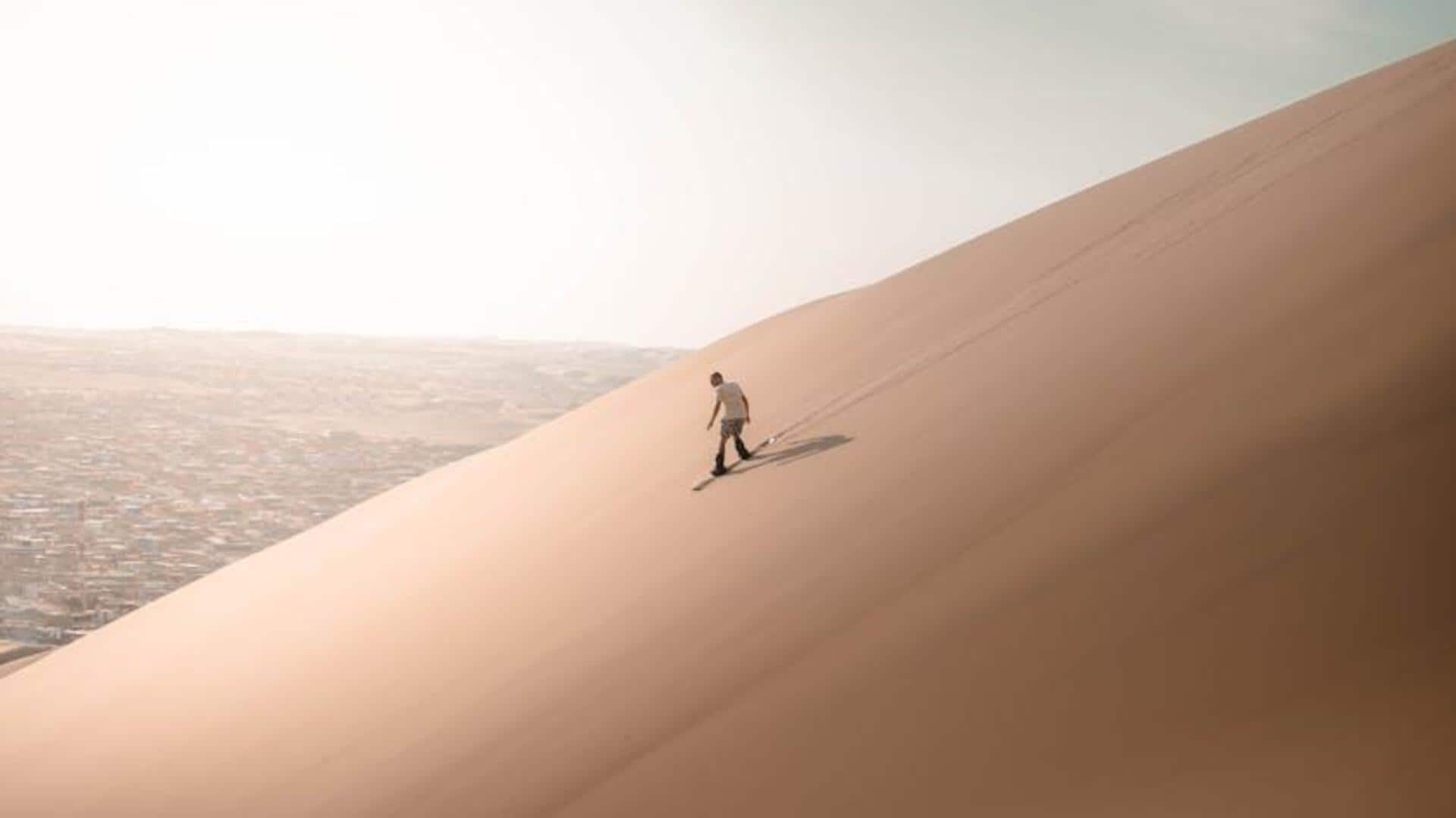 Sandboarding di gurun pasir Peru