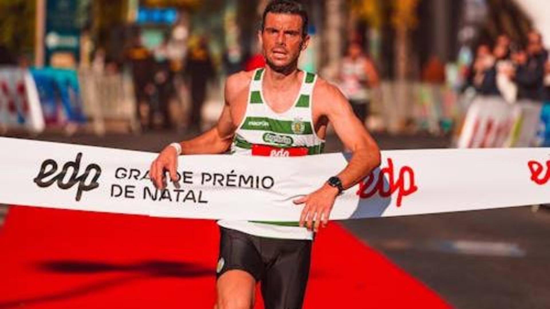 Mengapa pelari maraton menggunakan spons di pos air?