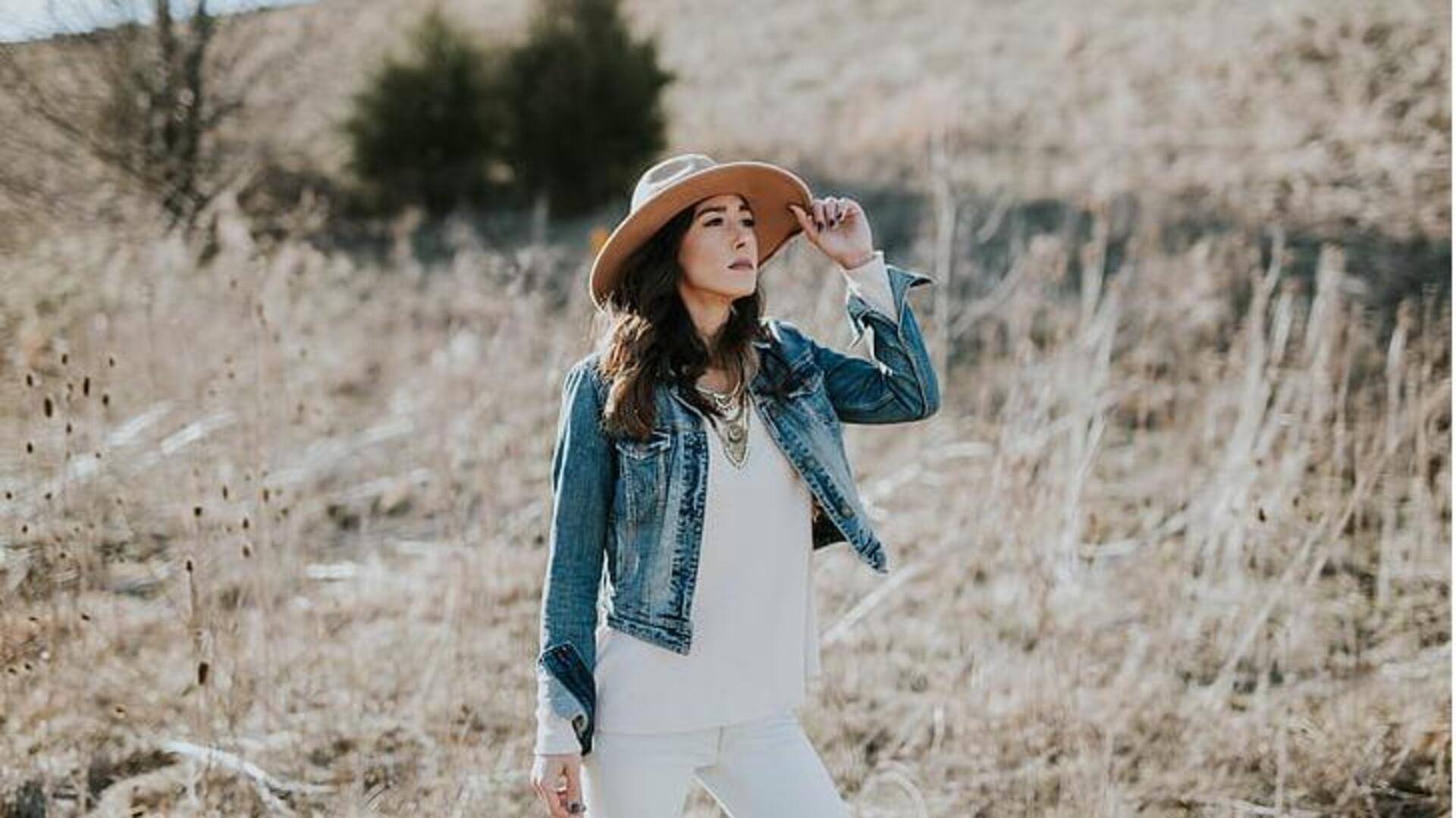 Tip modern memadukan denim dengan pakaian etnik