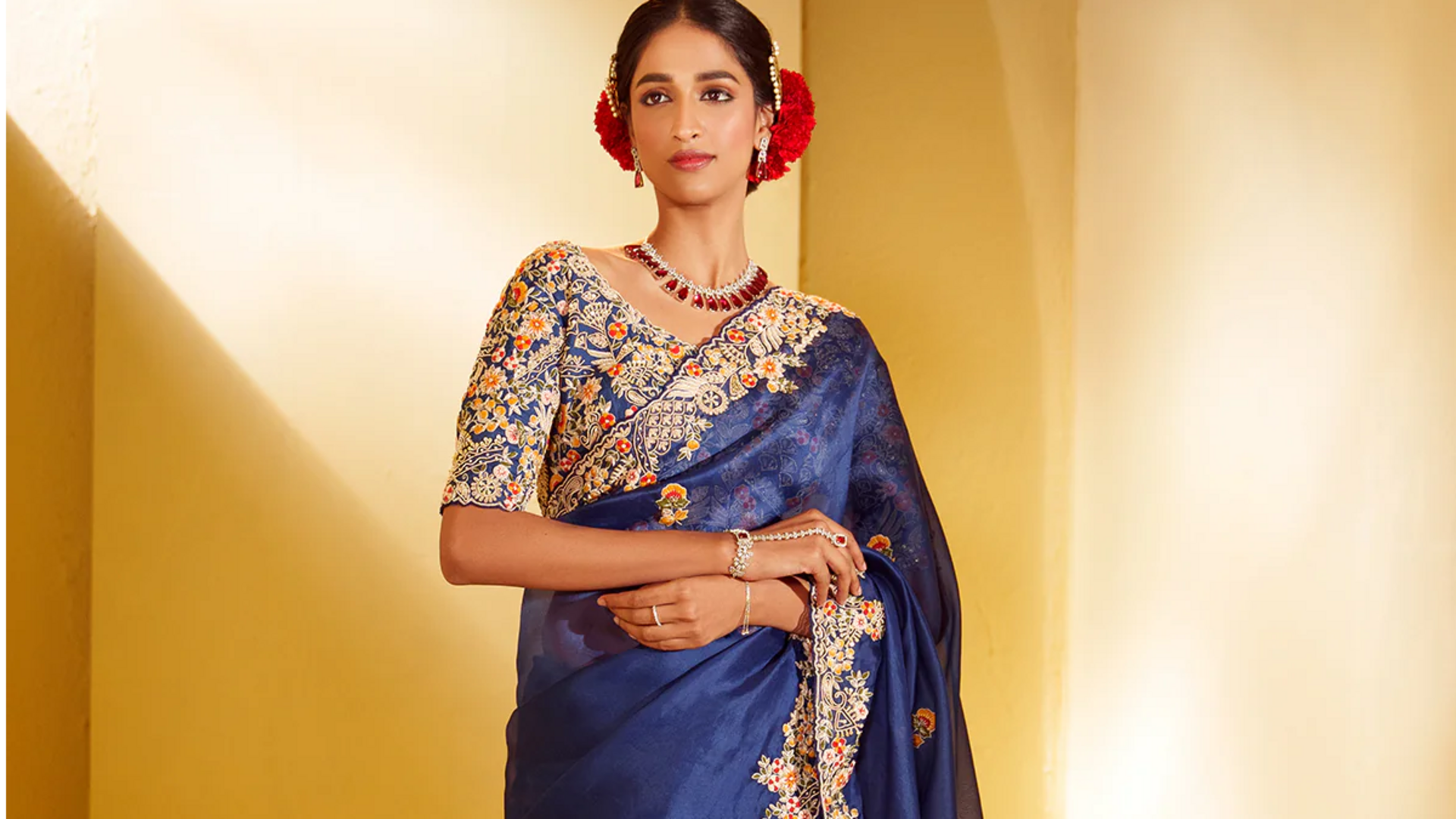 Warna permata India untuk pakaian malam yang elegan