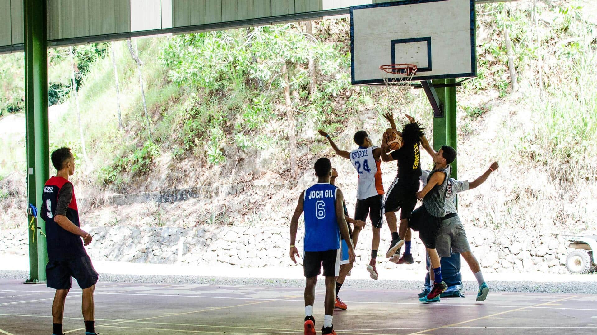 Mengapa skor dalam basket sering berakhir dengan angka nol atau lima?