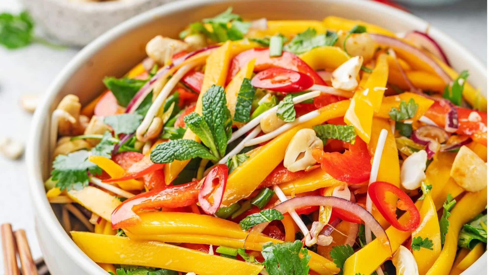 Salad India yang Kaya Warna dengan Tambahan Kacang Tanah Panggang