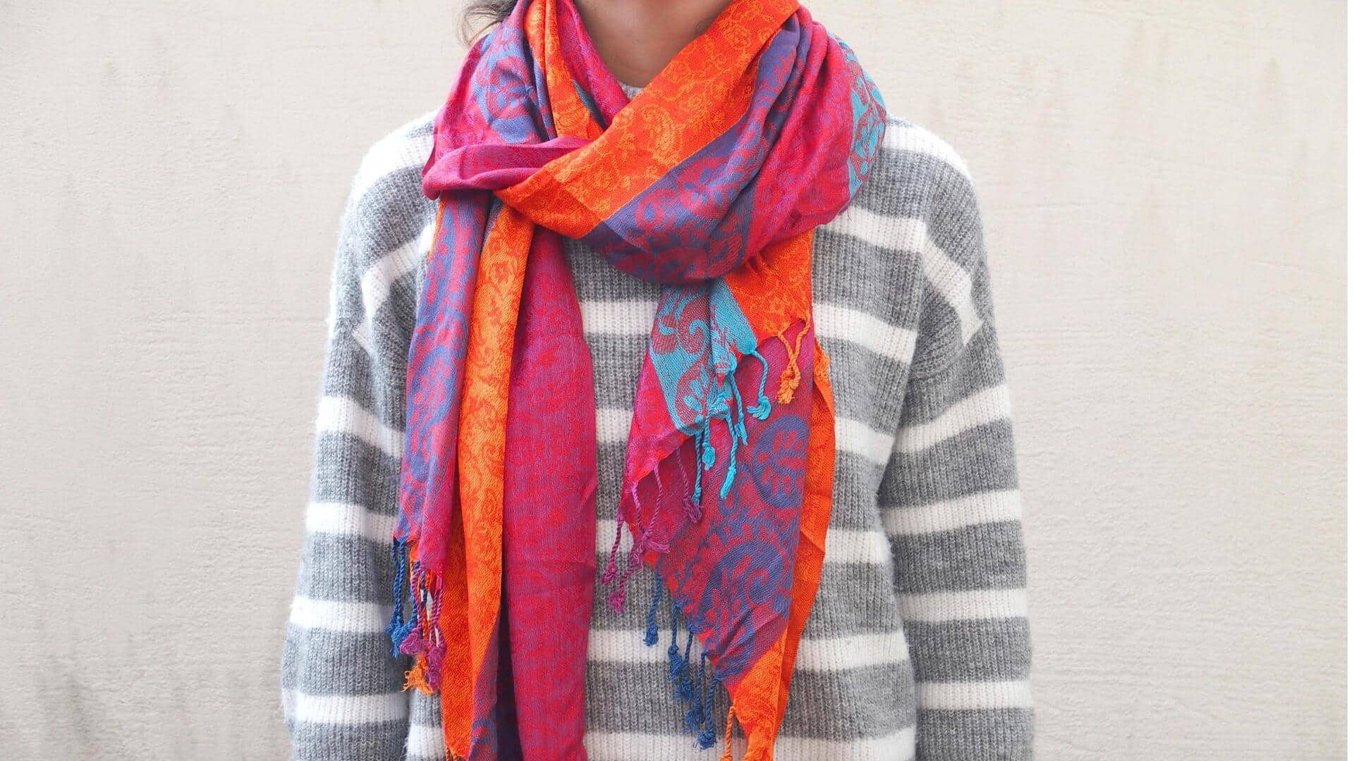 Menghidupkan kembali pakaian dengan syal etnik berwarna-warni