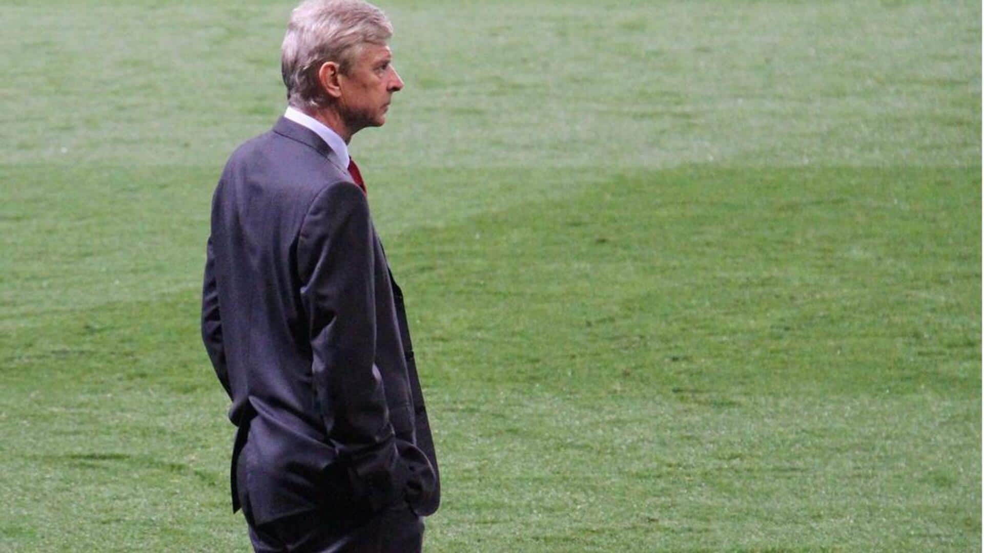 Mengapa pelatih sepak bola memakai jas di lapangan?