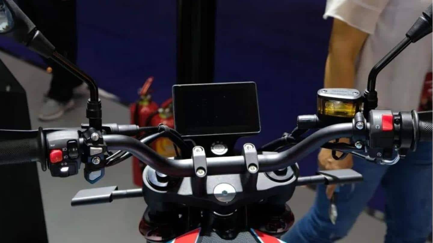 Motor ini memiliki konektivitas Bluetooth dan jok satu bagian Motor ini memiliki konektivitas Bluetooth dan jok satu bagian