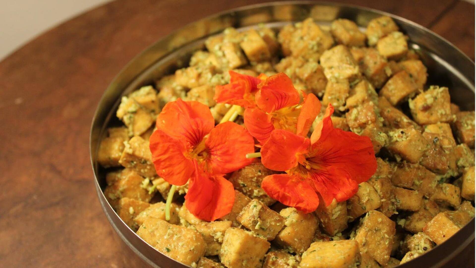 Seni Menyajikan Tahu dengan Hiasan Bunga yang Dapat Dimakan Seni Menyajikan Tahu dengan Hiasan Bunga yang Dapat Dimakan