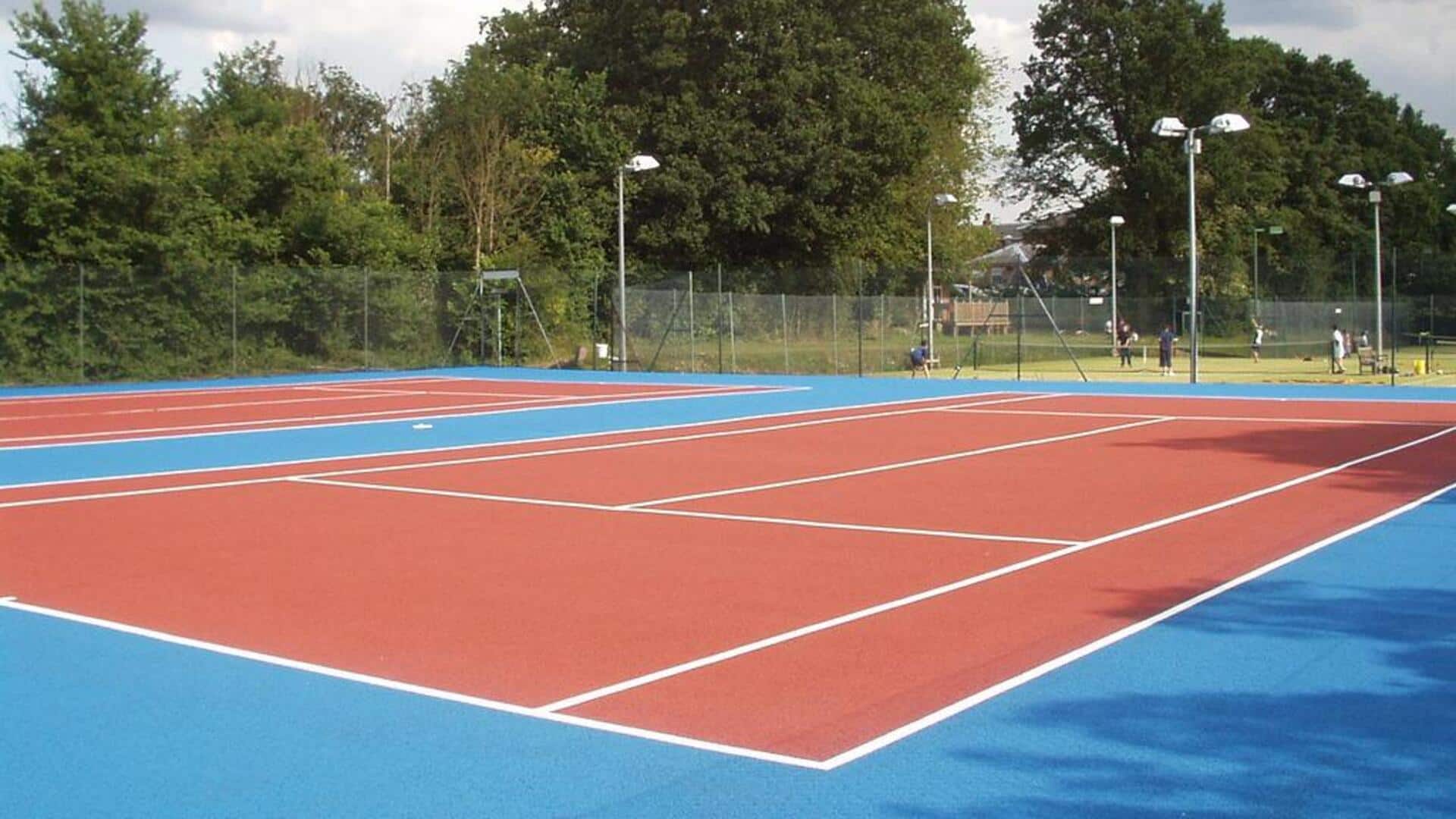 Mengapa garis samping lapangan tenis memiliki aturan jarak unik? Mengapa garis samping lapangan tenis memiliki aturan jarak unik?
