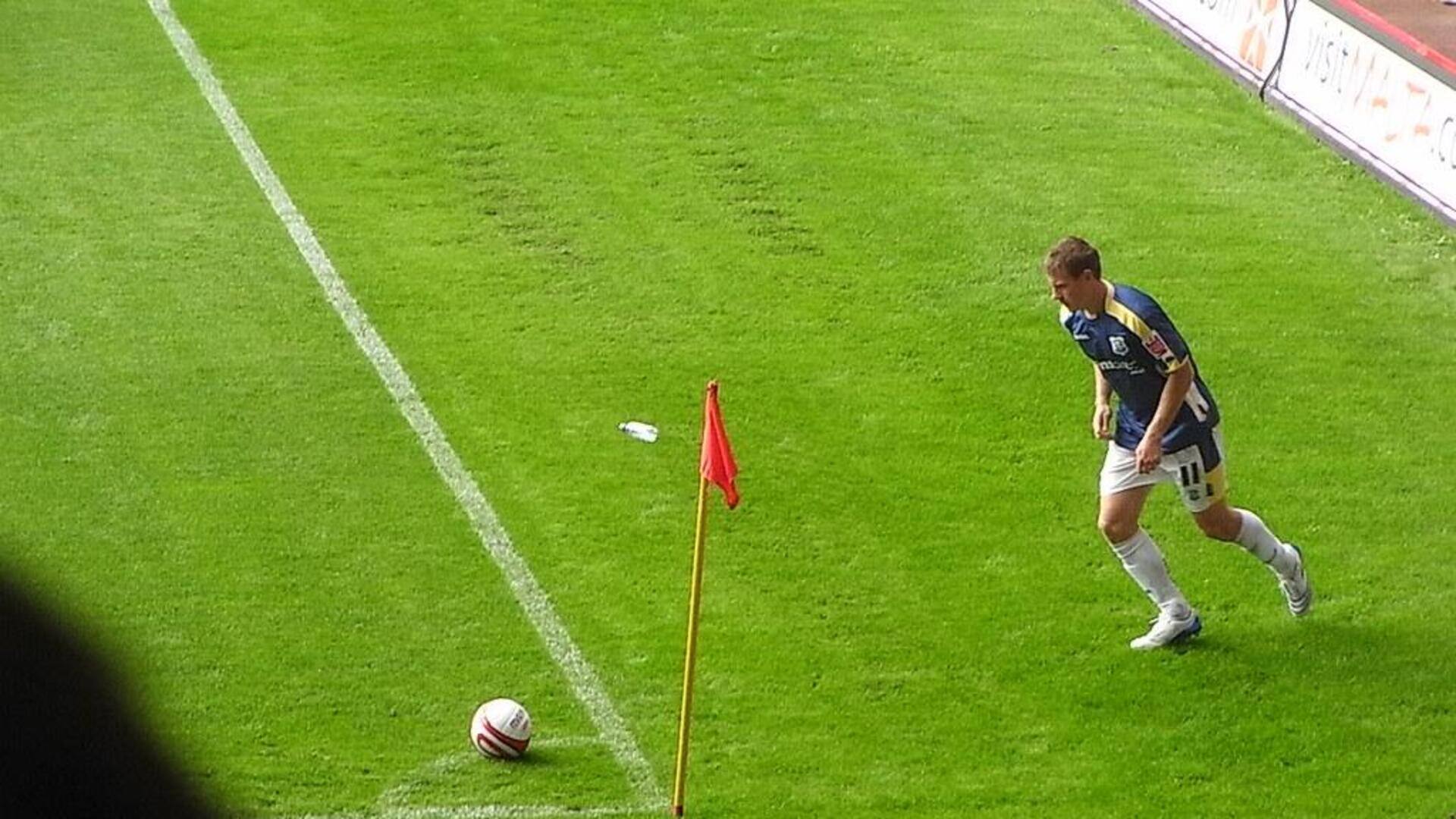 Asal-usul dan peran unik bendera sudut sepak bola