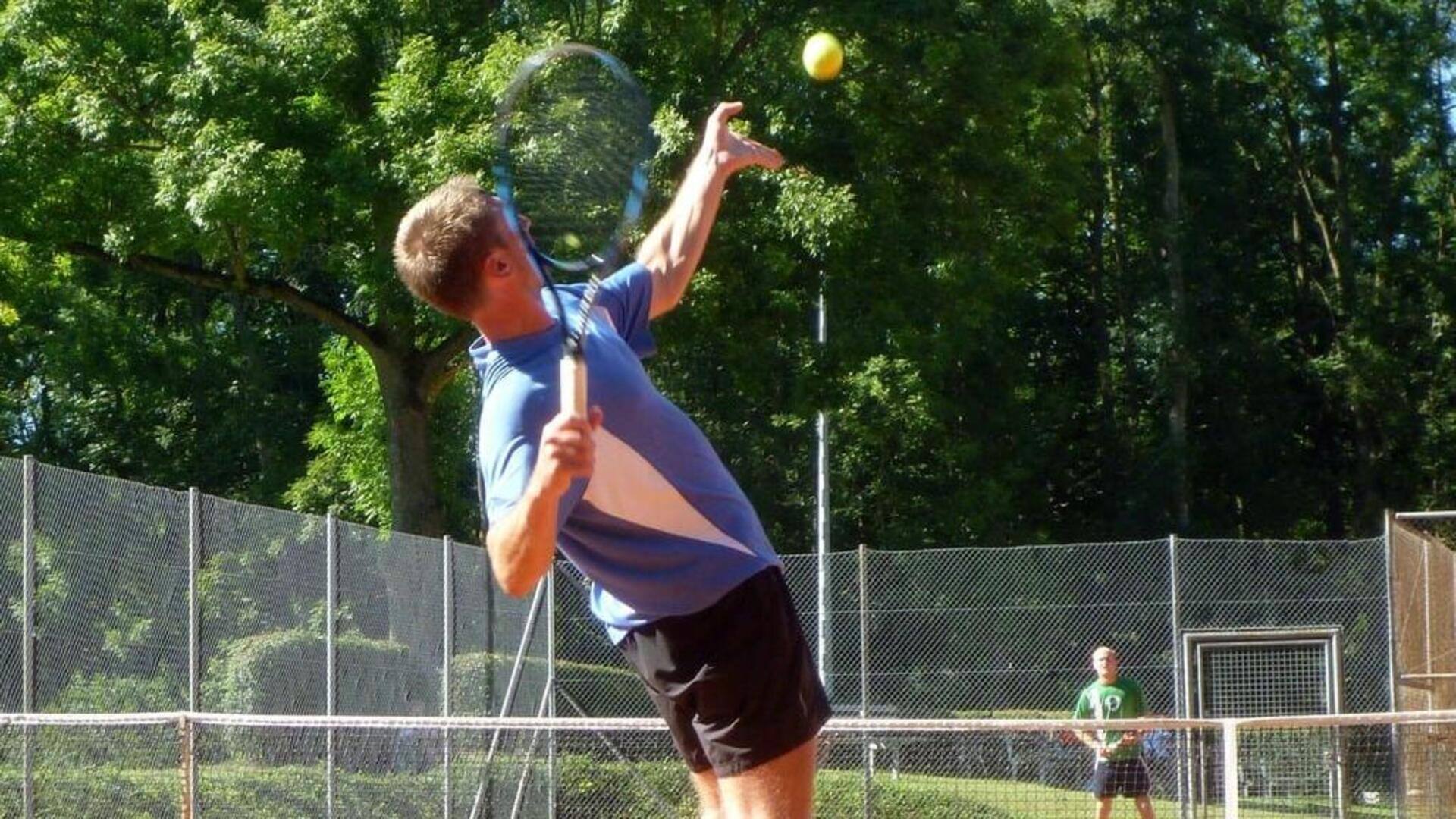 Cara mengenali gaya pukulan tenis yang unik