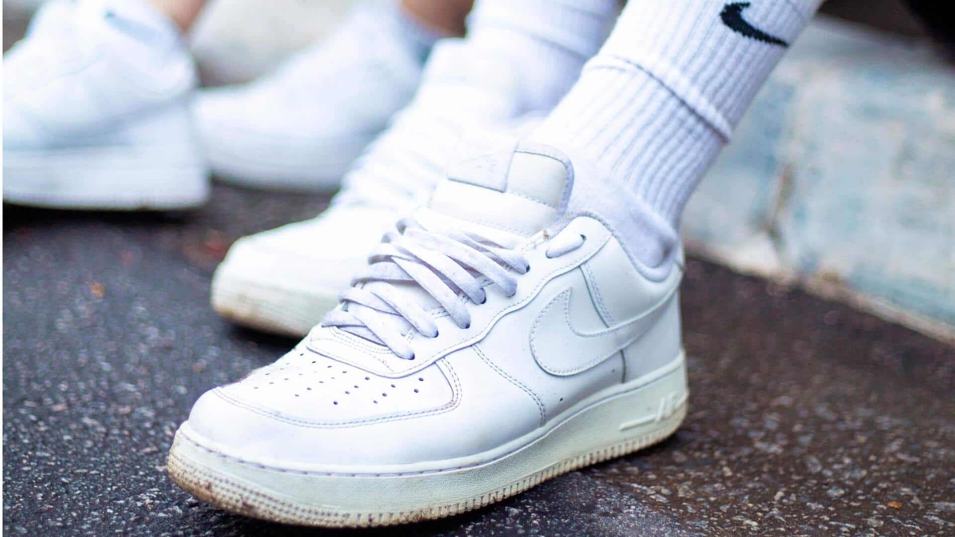 Mengapa sepatu kets berdecit di lapangan?