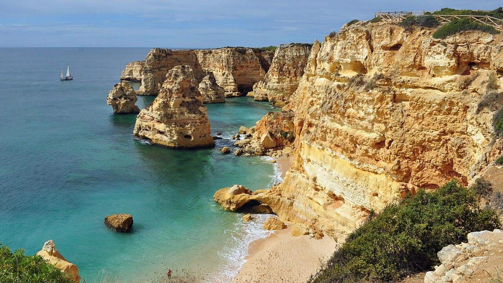 Menyaksikan Matahari Terbenam di Tebing Algarve, Portugal