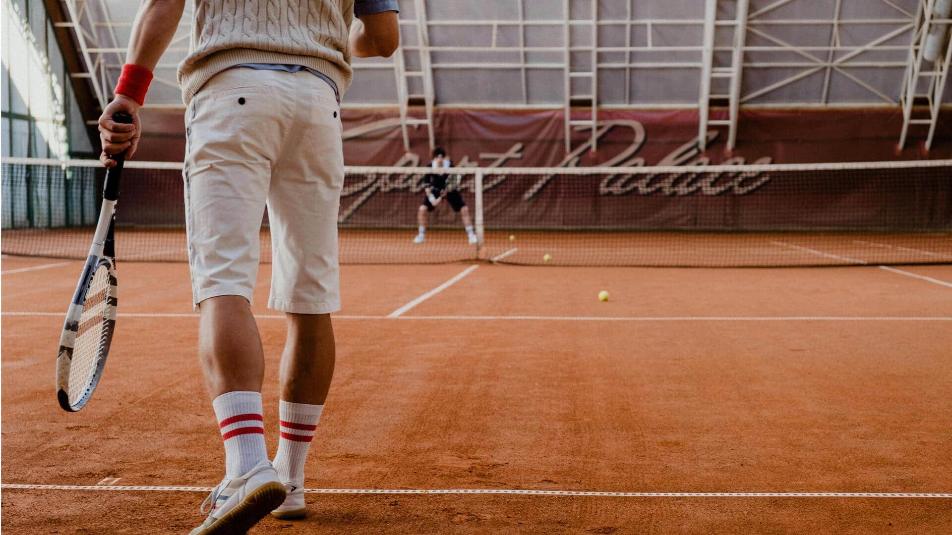 Mengapa lapangan tenis dibuat dari tanah liat?