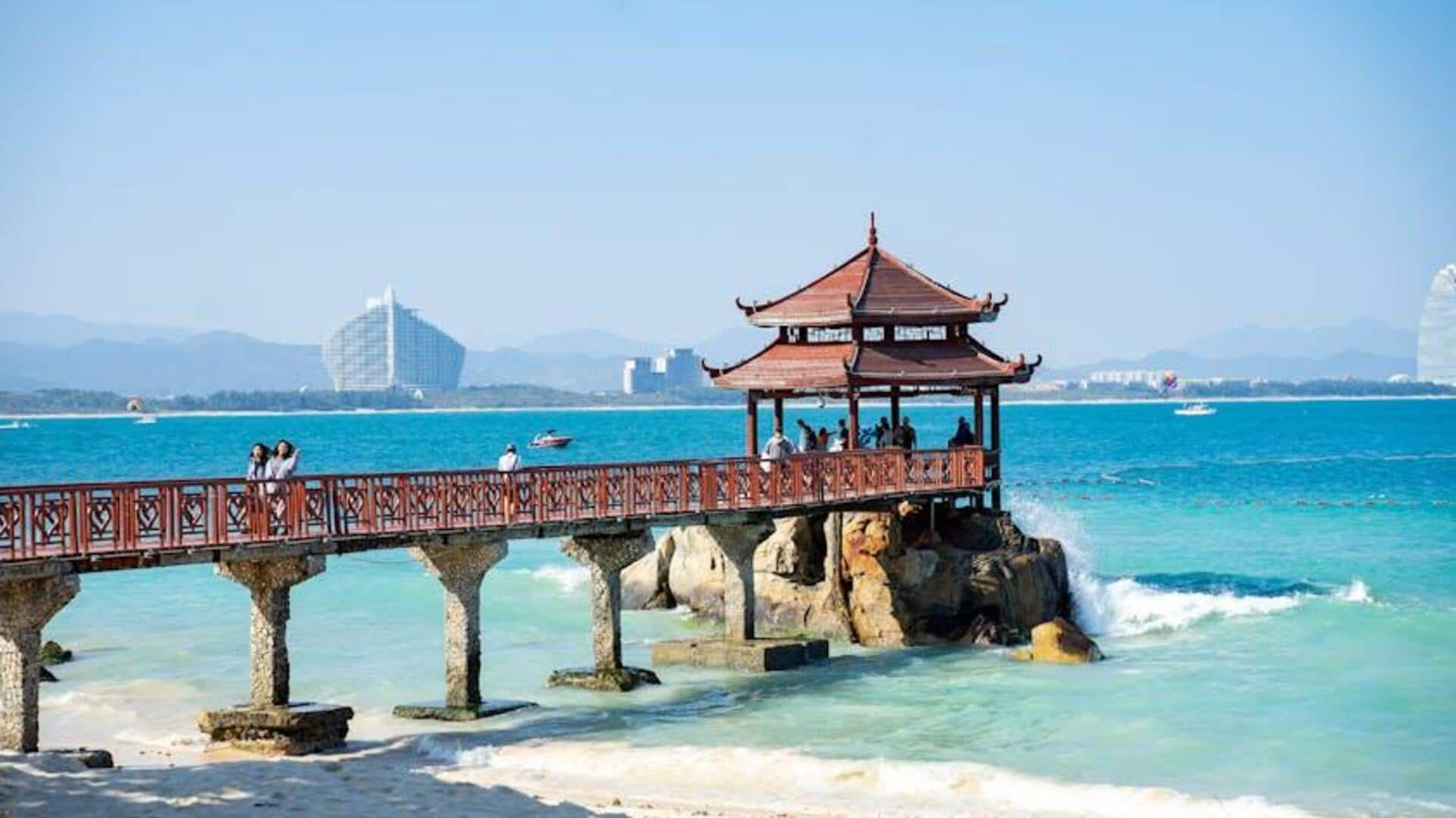 Menikmati Pantai Yalong Bay yang Tenang di Sanya, Cina