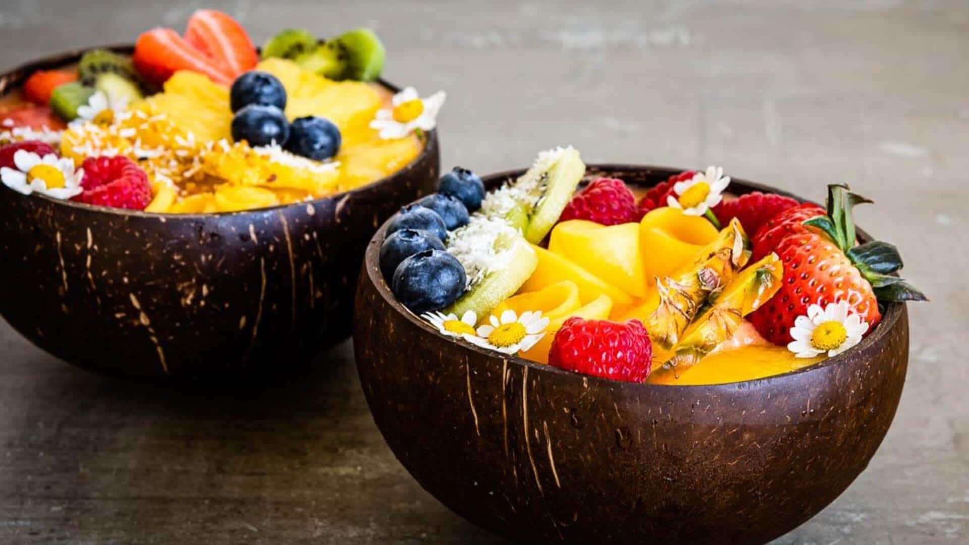 Membuat Mangkuk dari Tempurung Kelapa untuk Penyajian Hidangan yang Menarik