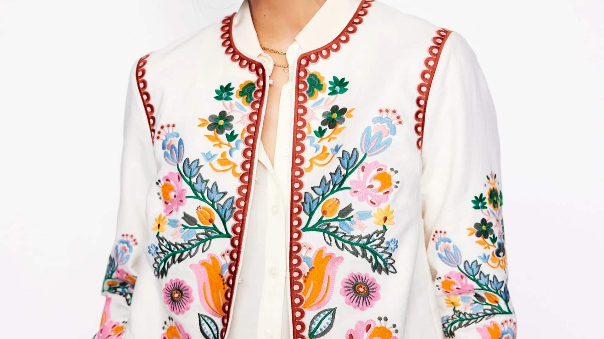 Memadukan busana abadi dengan warisan bordir tangan