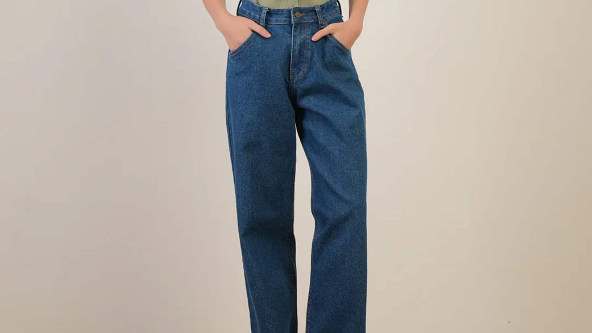 Gaya musim dingin dengan celana denim jahitan kontras