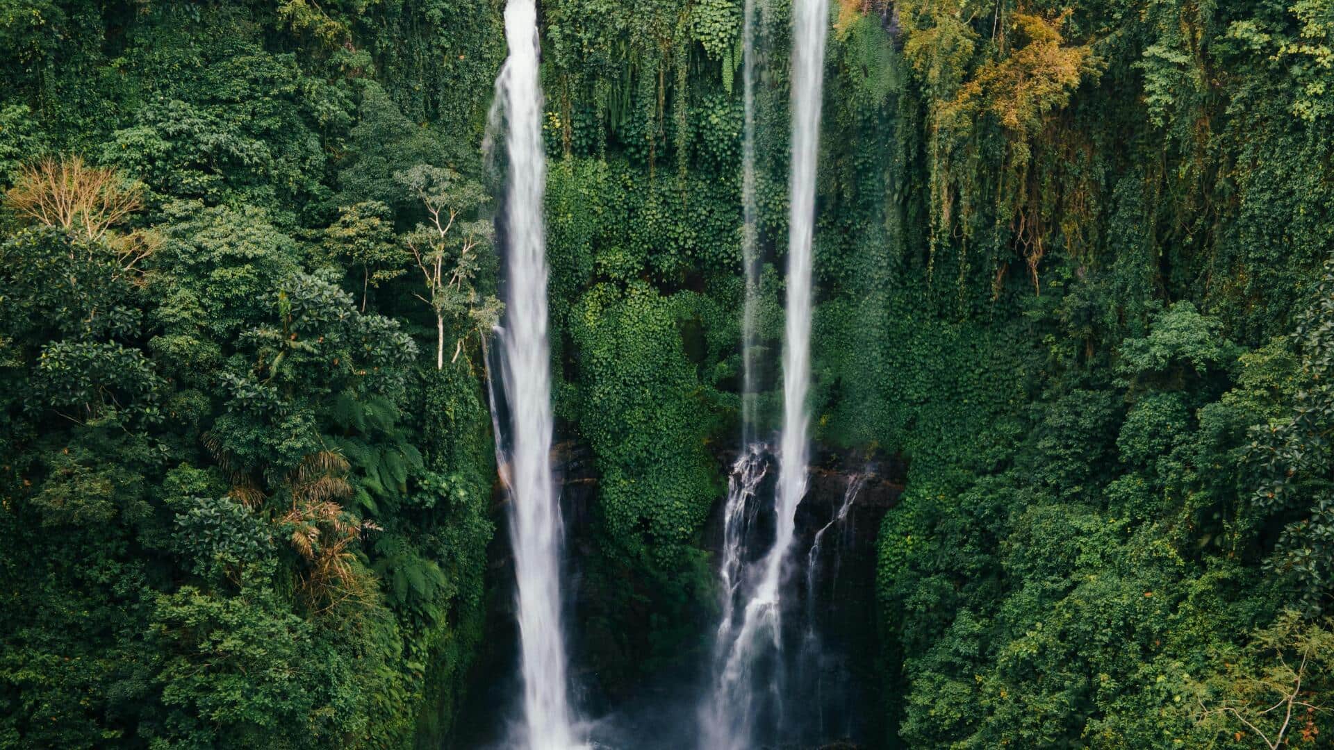 Mengunjungi air terjun tersembunyi di Bali Mengunjungi air terjun tersembunyi di Bali
