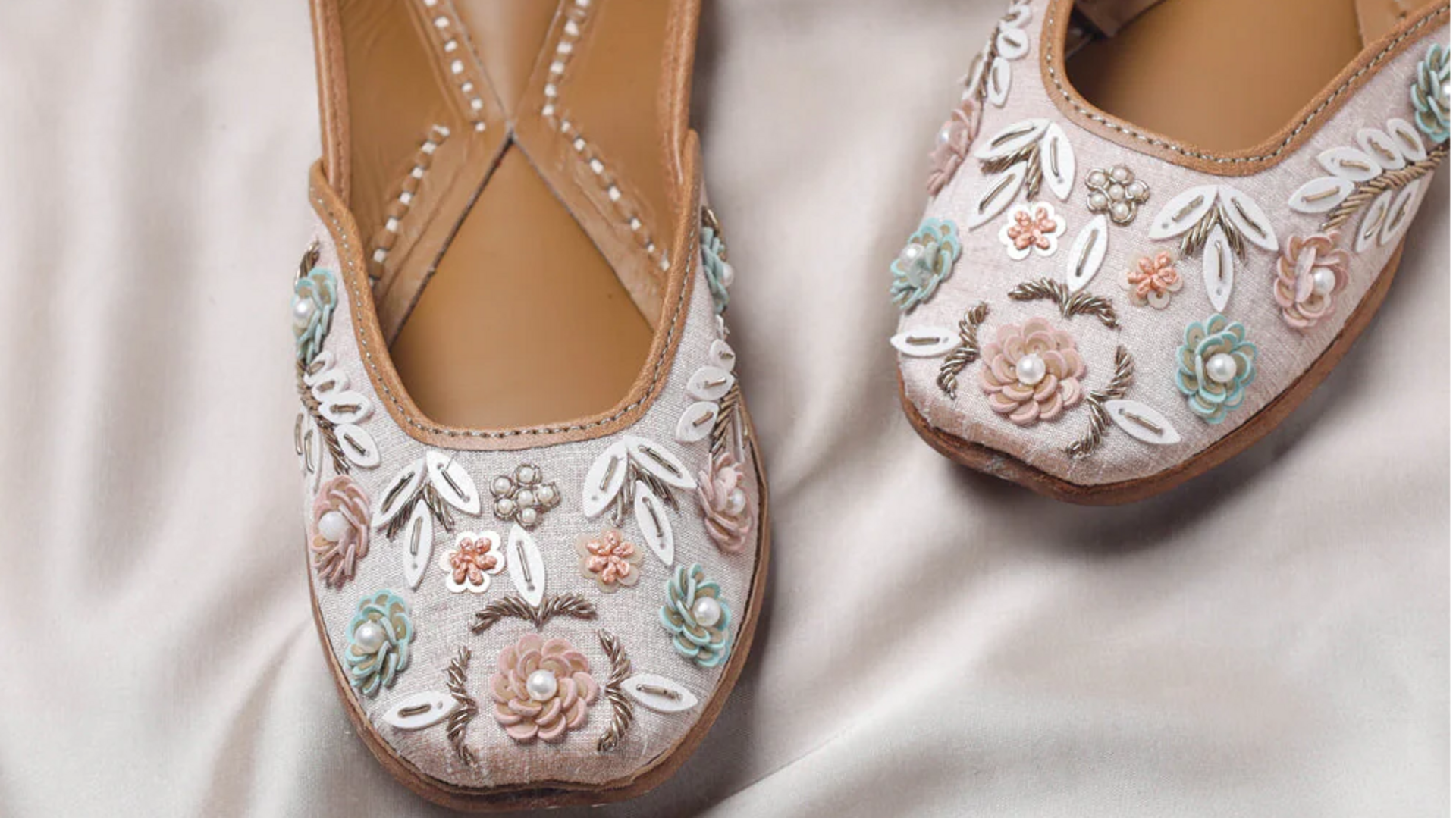 Lima jutti bordir untuk tampilan musim semi India