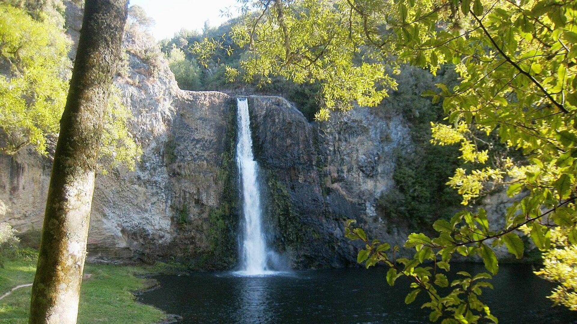 Menemukan Air Terjun Tersembunyi di Auckland