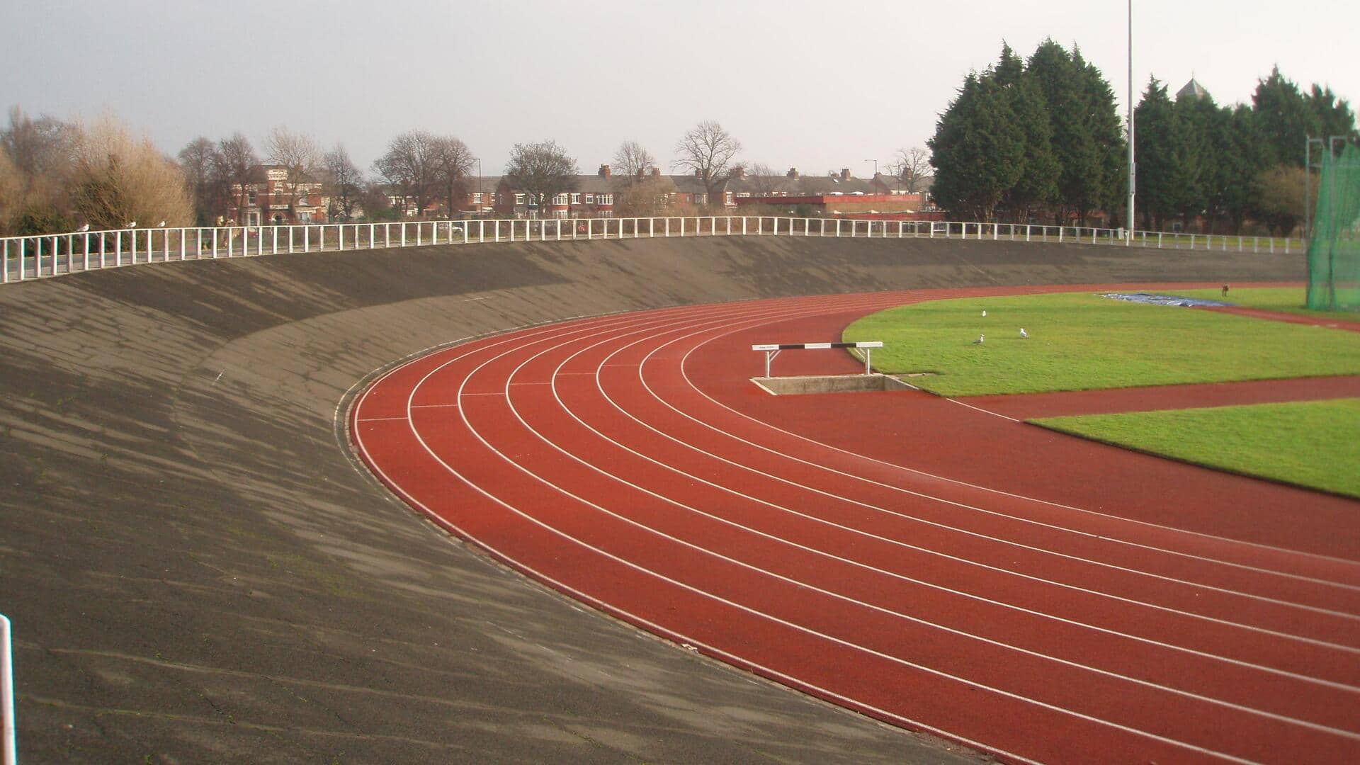 Mengapa lintasan atletik memiliki lebar yang sama di seluruh dunia?